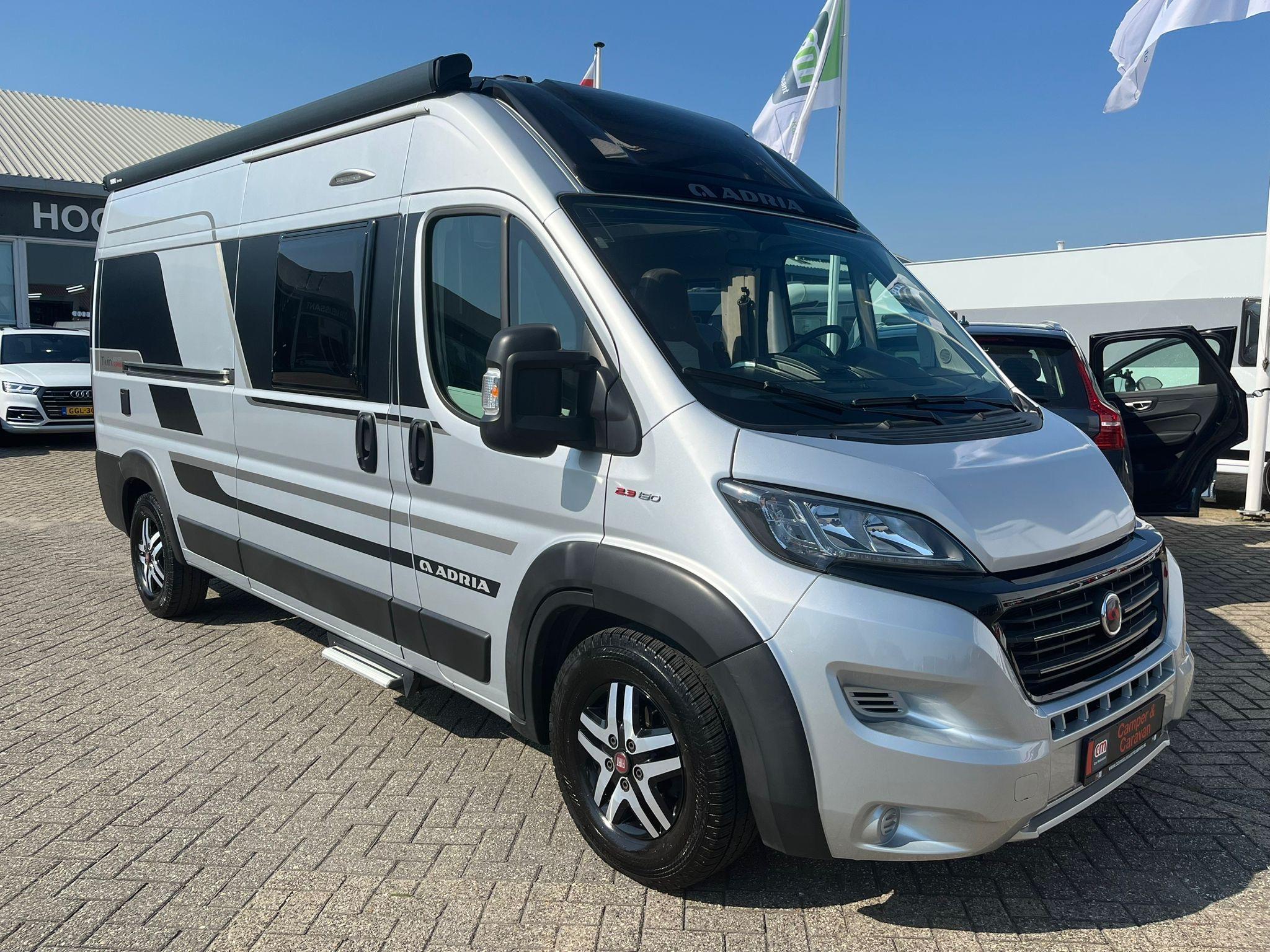 Adria Twin Supreme 600 SPB TREKHAAK & VANSWING