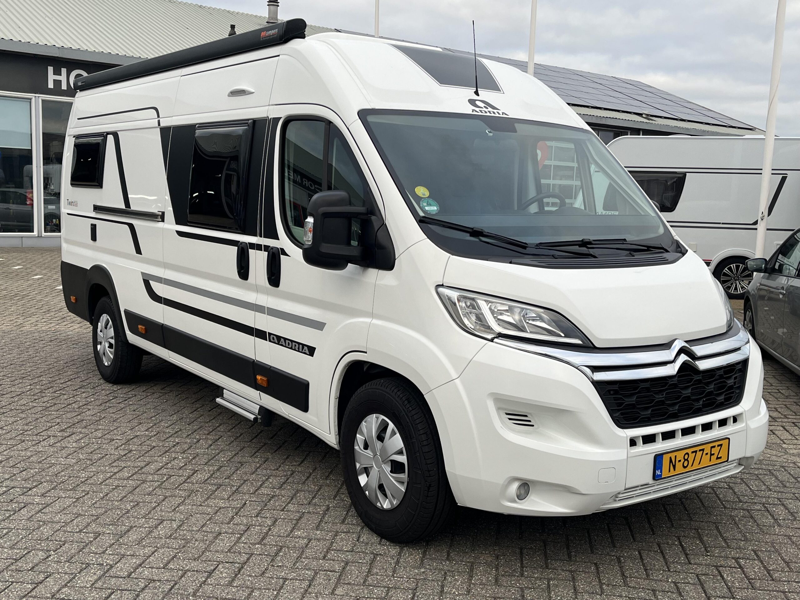Adria Twin Axess 640 SL BUSBIKER | LENGTEBEDDEN!